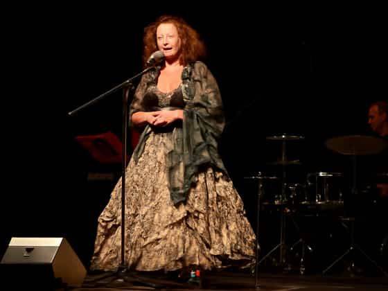 Sarah Jane Morris & Trio perform The Acoustic Sisterhood